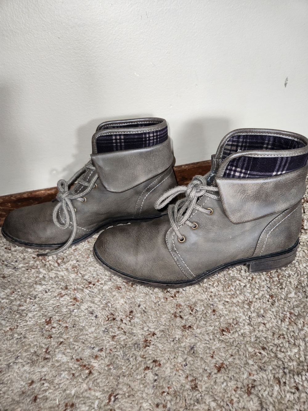 Cliffs by WHITE MOUNTAIN Gray Fold-Over Lace-Up Ankle Booties For Woman Size 7